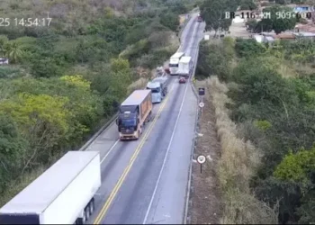 Carreta perde controle, joga carro de viaduto e provoca acidente na BR-116, na BA; carga foi saqueada