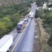 Carreta perde controle, joga carro de viaduto e provoca acidente na BR-116, na BA; carga foi saqueada
