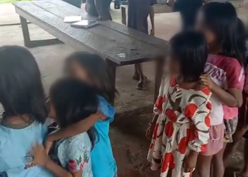 No Pará, crianças indígenas sem merenda escolar fazem fila para comer ‘chibé’