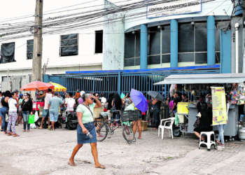 Moradores passam a noite em fila no CRAS da Augusto Montenegro em busca de atendimento do Bolsa Família: “descaso”