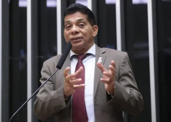 Deputado propõe “Lei Leo Lins” para blindar humoristas de punições