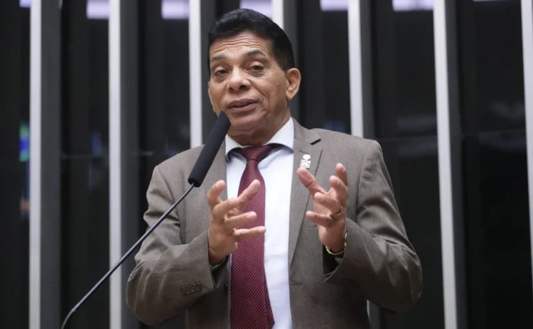 Deputado propõe “Lei Leo Lins” para blindar humoristas de punições