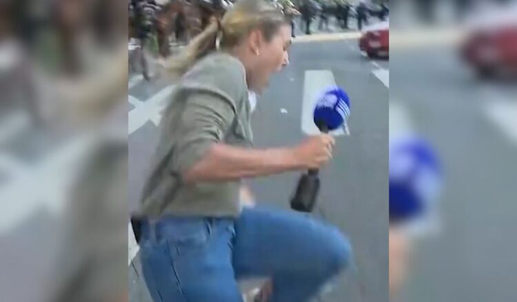 Repórter é atingida por bala de borracha durante entrada ao vivo nos protestos em Los Angeles