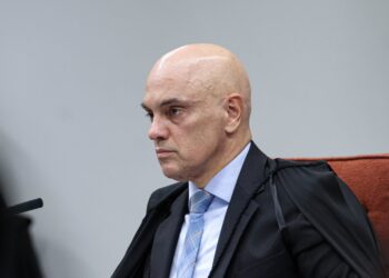 ‘Falavam mal de mim?’: Moraes vira meme em interrogatório de Mauro Cid no STF