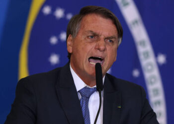Bolsonaro eleva tom durante entrevista à CNN: ”Que golpe po**a?”