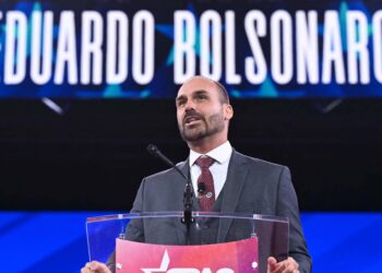 Eduardo Bolsonaro diz que está disposto a “sacrificar mandato”