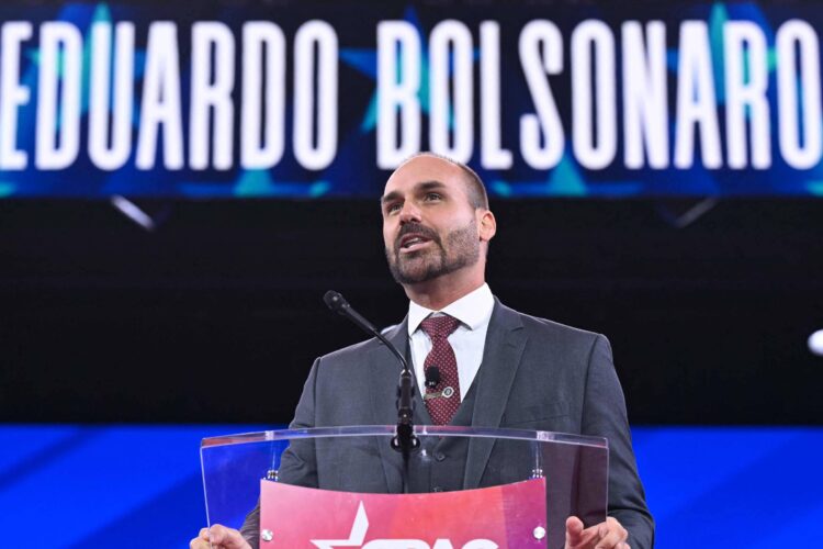 Eduardo Bolsonaro diz que está disposto a “sacrificar mandato”