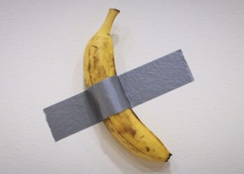 Visitante come banana de obra de arte avaliada em US$ 6 milhões em museu na França