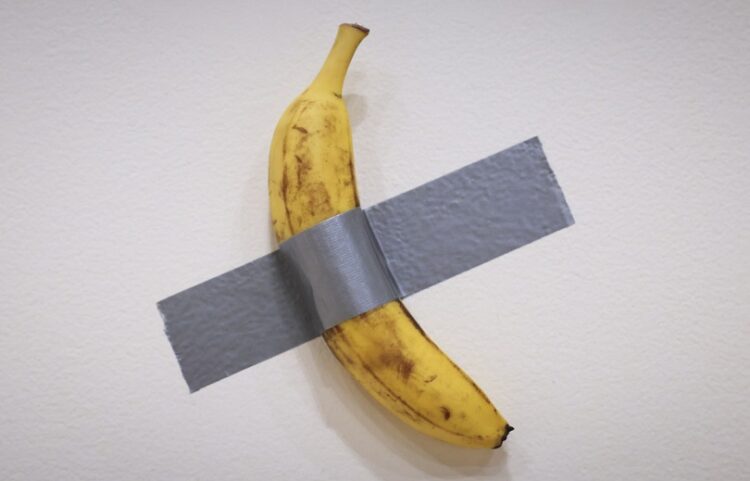 Visitante come banana de obra de arte avaliada em US$ 6 milhões em museu na França
