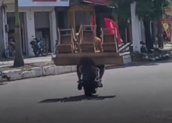 Motociclista é flagrado levando móveis na garupa da moto em Icoaraci