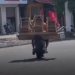Motociclista é flagrado levando móveis na garupa da moto em Icoaraci