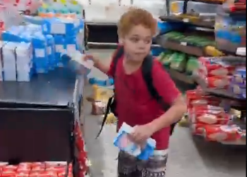 Adolescente é flagrado vandalizando supermercado em Saquarema