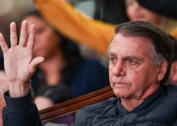 Bolsonaro chora após declaração de Michelle em igreja