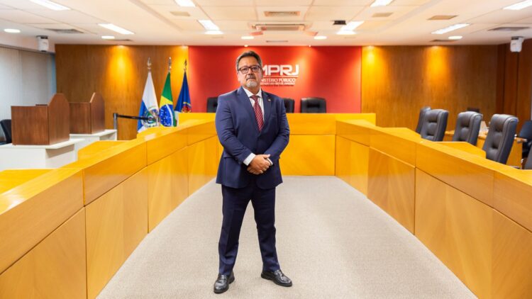 “Cale a boca”, diz procurador-geral de Justiça do RJ em sessão