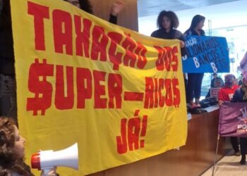 Manifestantes de movimentos sociais invadem sede do Itaú pedindo taxação de super-ricos