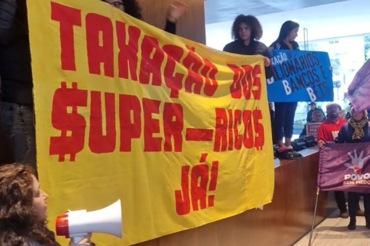 Manifestantes de movimentos sociais invadem sede do Itaú pedindo taxação de super-ricos