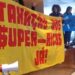 Manifestantes de movimentos sociais invadem sede do Itaú pedindo taxação de super-ricos