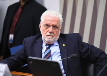 Nos EUA, senador petista acredita não ser possível adiar tarifas