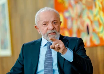 “Eu que deveria taxar ele”, diz Lula em resposta a tarifaço de Trump