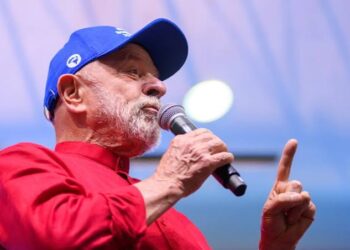 ‘Não vou entregar esse país de volta àquele bando de malucos’, diz Lula sobre 2026