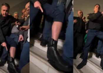 “Máxima humilhação”, diz Bolsonaro ao mostrar tornozeleira eletrônica