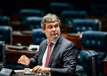 Líder do PT aciona STF para impedir que governadores nomeiem Eduardo