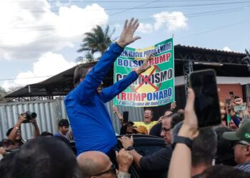 Bolsonaro participa de motociata de apoiadores, que exibem faixas pró-Trump