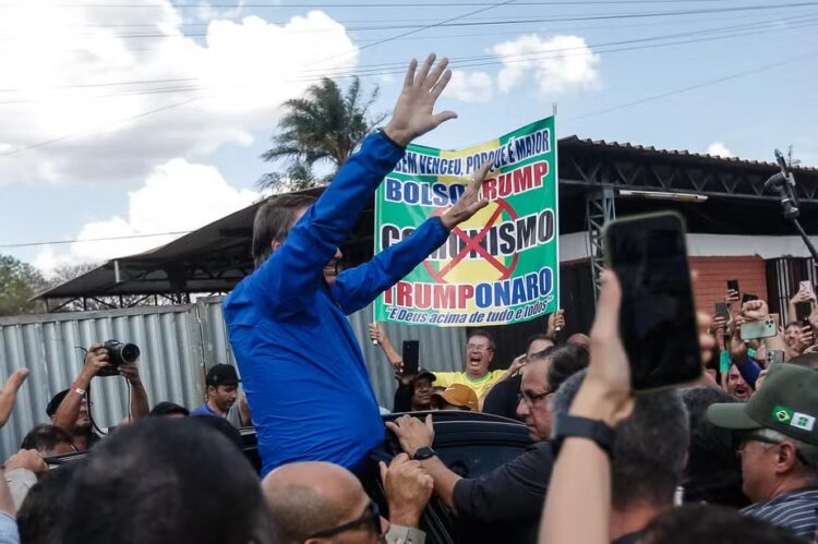 Bolsonaro participa de motociata de apoiadores, que exibem faixas pró-Trump