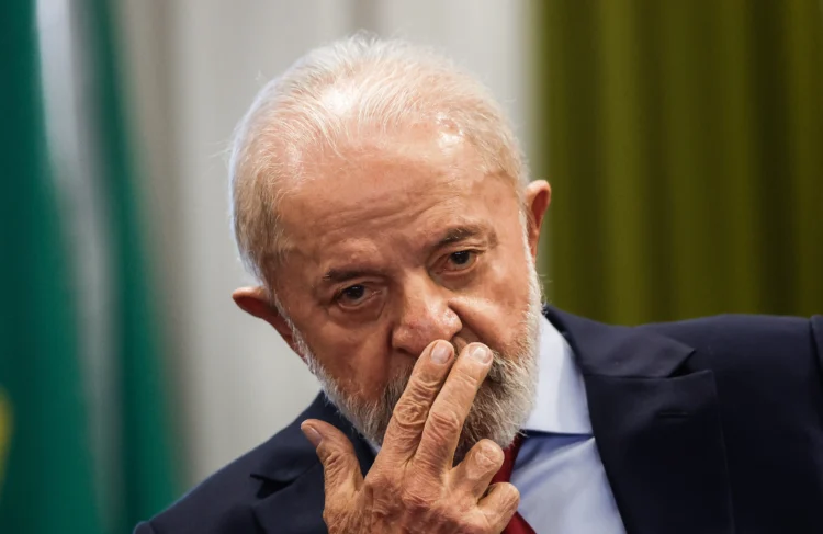 Lula volta da Argentina e completa 117 dias fora do Brasil