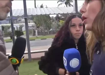 Repórter da Record registra boletim de ocorrência contra jornalista da Band após ser empurrada ao vivo