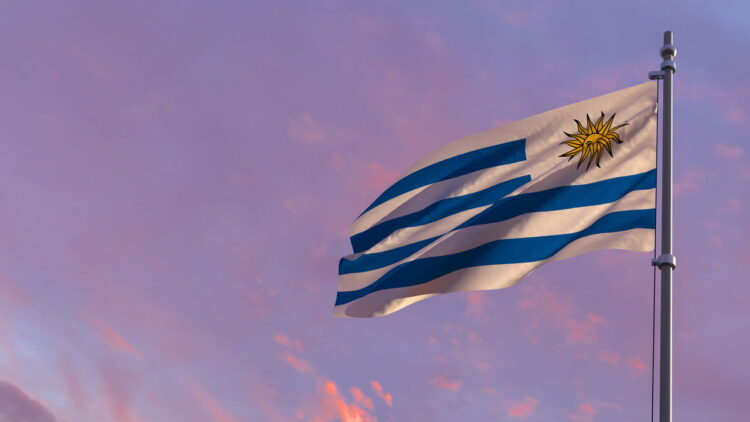 Número de brasileiros que mudaram o domicílio fiscal para o Uruguai aumenta 381% desde eleição de Lula