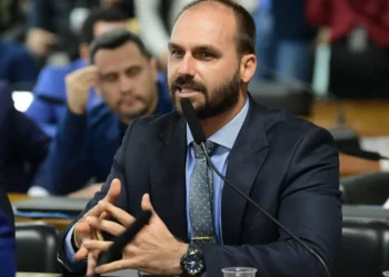 Eduardo Bolsonaro diz que STF também bloqueou contas de sua esposa