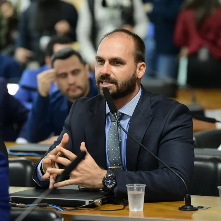 Eduardo Bolsonaro diz que STF também bloqueou contas de sua esposa