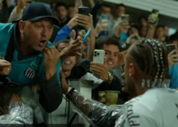 Neymar discute com torcedor pelo terceiro jogo seguido