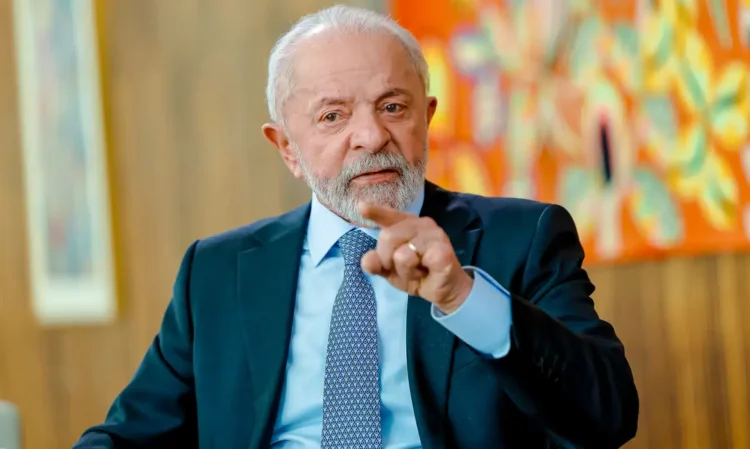 “Sou bom de truco. Se Trump estiver trucando, ele vai tomar um seis”, diz Lula