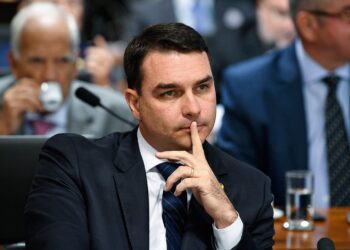 Moraes precisa de “internação compulsória”, diz Flávio Bolsonaro