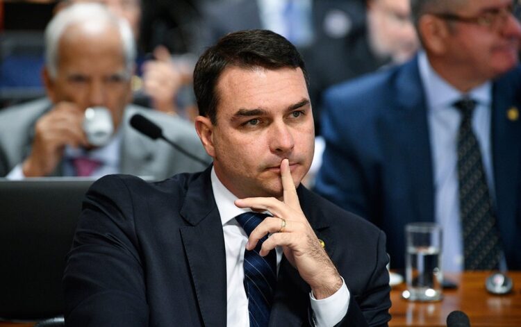 Moraes precisa de “internação compulsória”, diz Flávio Bolsonaro