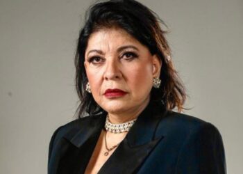 Roberta Miranda chuta homem que invadiu palco em show