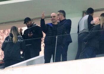 Depois de sanção, Moraes faz gesto obsceno em jogo do Corinthians