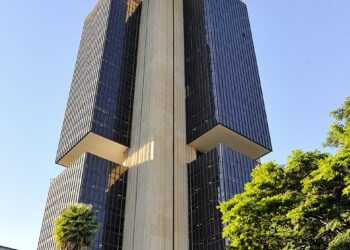 Banco Central mantém Selic em 15% e interrompe ciclo de alta da taxa