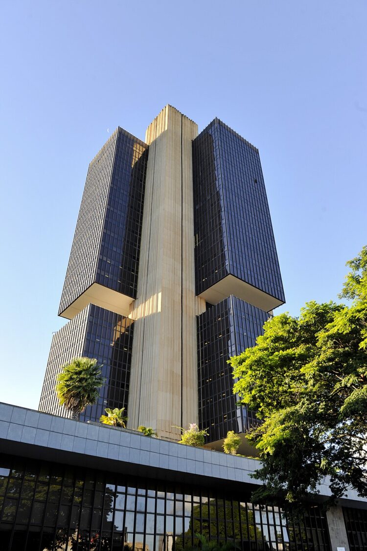 Banco Central mantém Selic em 15% e interrompe ciclo de alta da taxa
