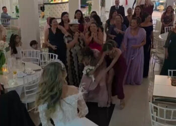 Disputa por buquê em casamento termina em confusão e vídeo viraliza nas redes sociais