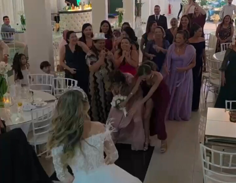 Disputa por buquê em casamento termina em confusão e vídeo viraliza nas redes sociais