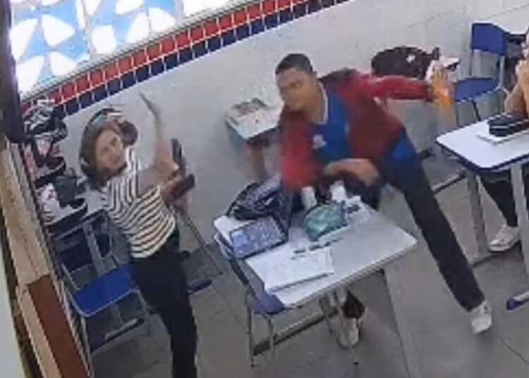 Aluno dá tapa no rosto de professora durante aula em escola na Bahia