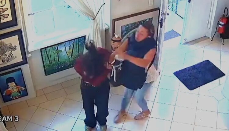 Estudante é agredida na rua por estar sem sutiã: “Você vai morrer”