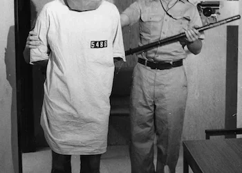 O Experimento de Stanford: quando estudantes comuns se tornaram cruéis