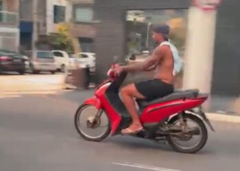 Motociclista circula sem capacete, de chinela e com placa ilegível em avenida movimentada do Umarizal