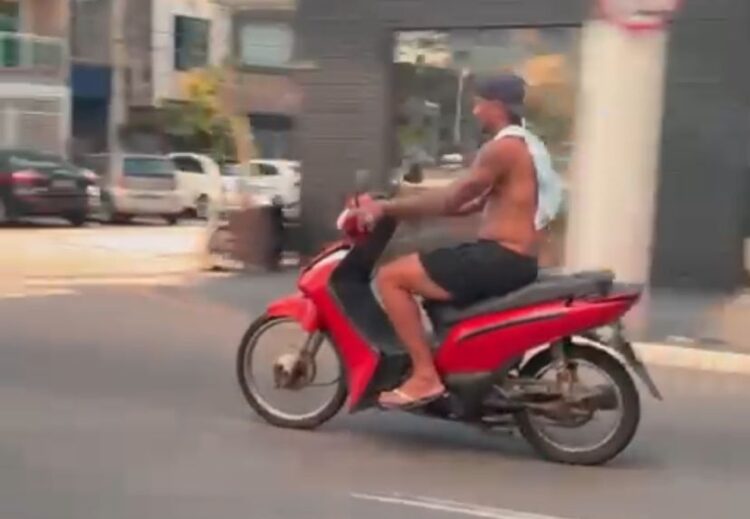 Motociclista circula sem capacete, de chinela e com placa ilegível em avenida movimentada do Umarizal