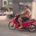 Motociclista circula sem capacete, de chinela e com placa ilegível em avenida movimentada do Umarizal