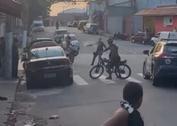 Jovem “dá grau” ao lado de viatura e policial revida com spray de pimenta